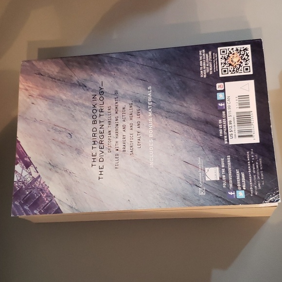 DIVERGENT 4 book series by Veronica Roth LIKE NEW - Picture 9 of 10